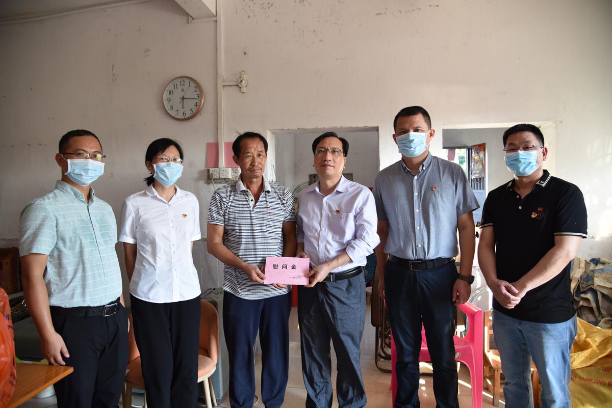 广东金沙检测线路js95集团会同江门市委政研室 赴开平市金鸡镇开展“七一”扶贫慰问